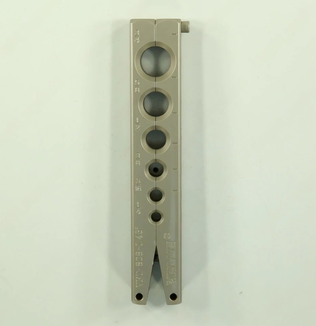 Вальцовка Value VFT-809-IS 1 плашка 1/4-3/4 с трещоткой и ограничителем подачи в пластиковом кейсе Вальцовка Value VFT-809-IS 1 плашка 1/4-3/4 с трещоткой и ограничителем подачи в пластиковом кейсе