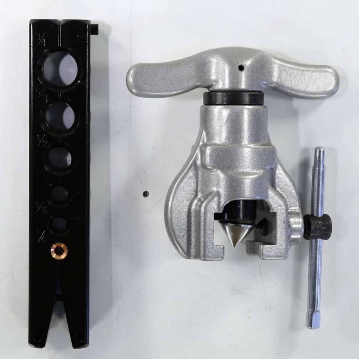 Вальцовка CT-806A эксцентриковая 1 плашка 1/4-3/4 дюйм трещотка пластиковый кейс красный Вальцовка CT-806A эксцентриковая 1 плашка 1/4-3/4 дюйм трещотка пластиковый кейс красный