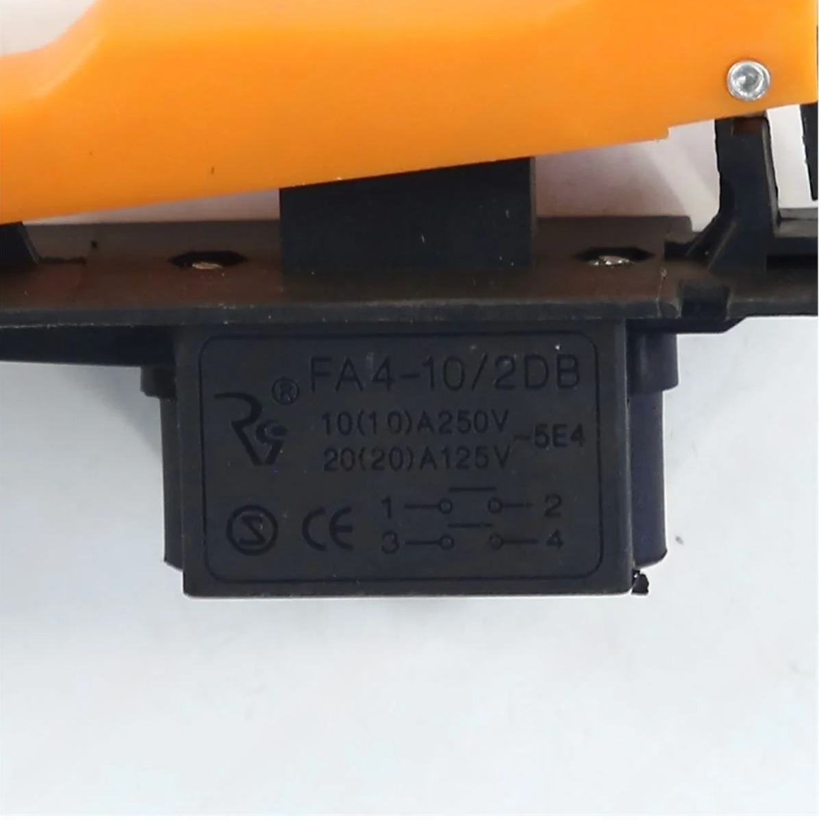 Кнопка угловой шлифовальной машины 10А 250V DWT WS-230 SL с фиксатором желтая KN044