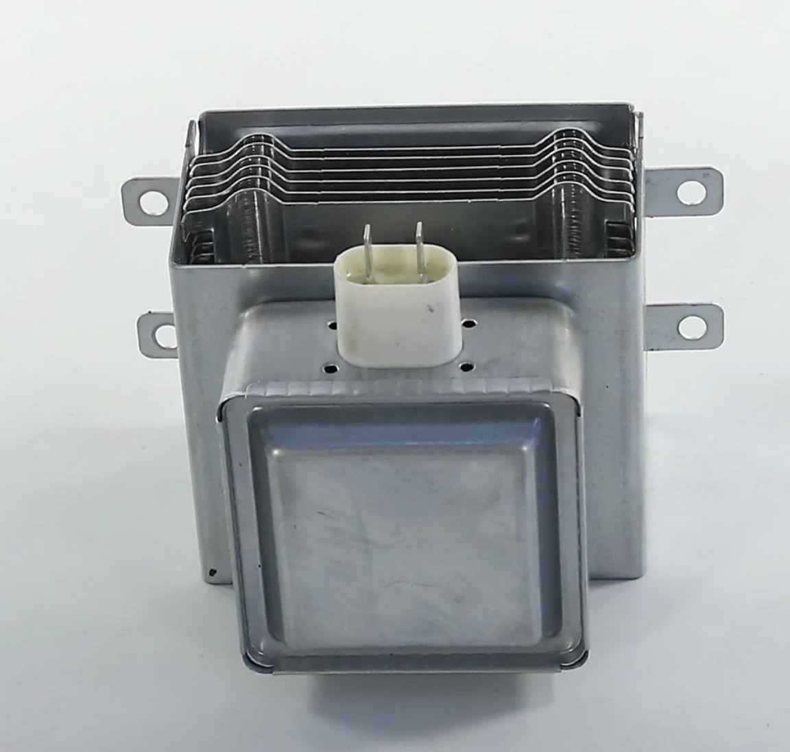 Магнетрон микроволновки Panasonic 900W 6 пластин 4 отв разъём перпендикулярно